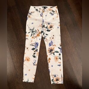 Nice worn twice, floral print woman’s jeans. Soft fabric, comfortable.